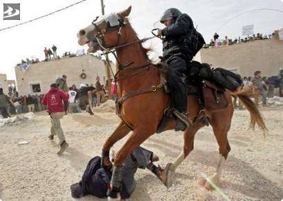 Israeli police tramples settler
